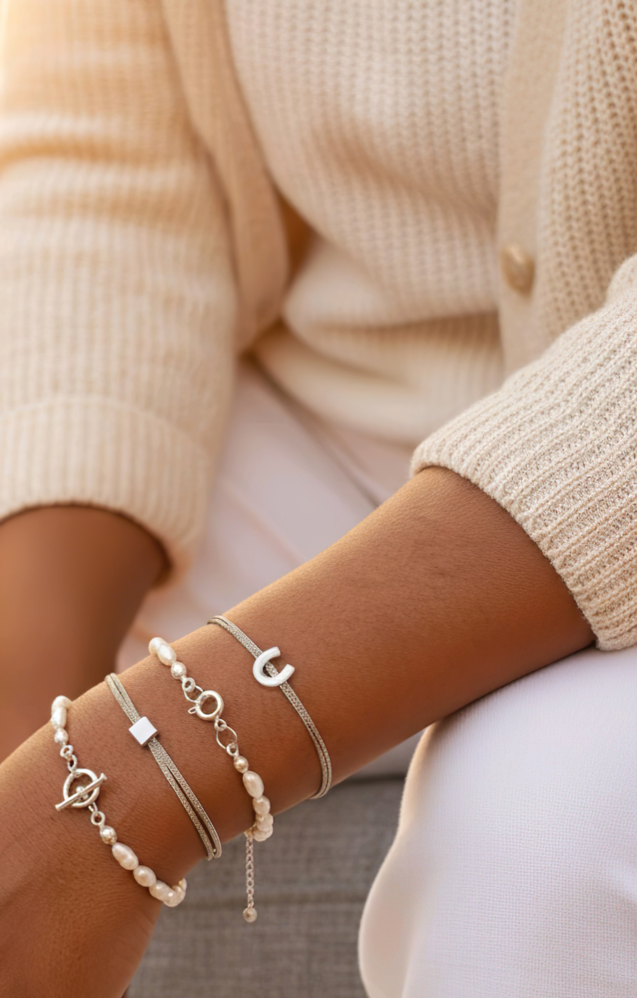 دستبند نقره نعل و مکعب و قفل با مروارید پرورشی